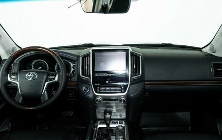 Toyota Land Cruiser 200, 2017 год, 5 998 000 рублей, 7 фотография