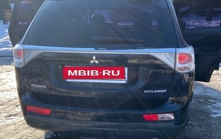 Mitsubishi Outlander III рестайлинг 3, 2013 год, 1 300 000 рублей, 4 фотография