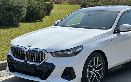 BMW 5 серия, 2024 год, 6 950 000 рублей, 15 фотография