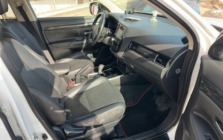 Mitsubishi Outlander III рестайлинг 3, 2017 год, 2 200 000 рублей, 2 фотография