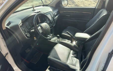 Mitsubishi Outlander III рестайлинг 3, 2017 год, 2 200 000 рублей, 7 фотография