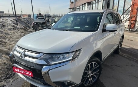Mitsubishi Outlander III рестайлинг 3, 2017 год, 2 200 000 рублей, 8 фотография