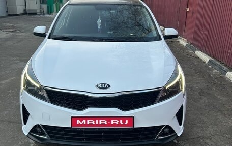 KIA Rio IV, 2021 год, 1 660 000 рублей, 1 фотография