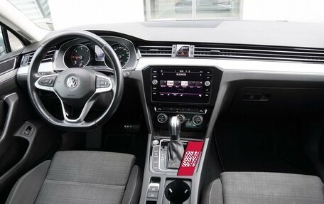 Volkswagen Passat B8 рестайлинг, 2019 год, 1 999 000 рублей, 13 фотография