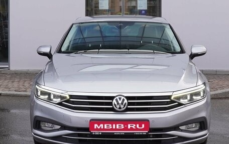 Volkswagen Passat B8 рестайлинг, 2019 год, 1 999 000 рублей, 2 фотография