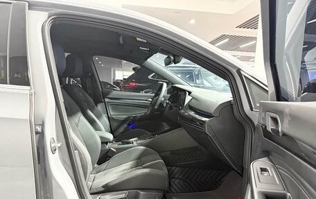 Volkswagen Golf VIII, 2023 год, 1 940 000 рублей, 13 фотография