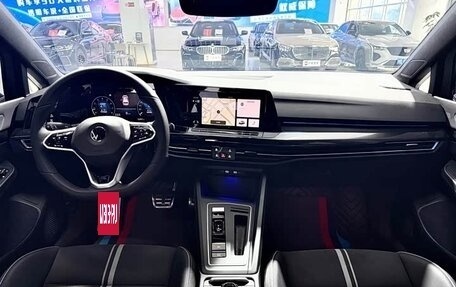 Volkswagen Golf VIII, 2023 год, 1 940 000 рублей, 11 фотография