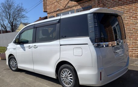 Toyota Voxy III, 2014 год, 2 050 000 рублей, 3 фотография