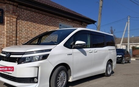 Toyota Voxy III, 2014 год, 2 050 000 рублей, 2 фотография