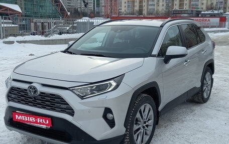 Toyota RAV4, 2020 год, 3 850 000 рублей, 9 фотография