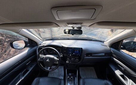 Mitsubishi Outlander III рестайлинг 3, 2017 год, 1 900 000 рублей, 23 фотография