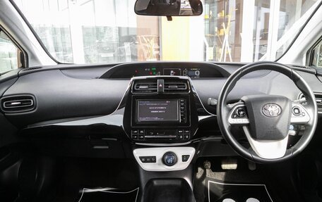 Toyota Prius IV XW50, 2016 год, 1 598 000 рублей, 16 фотография