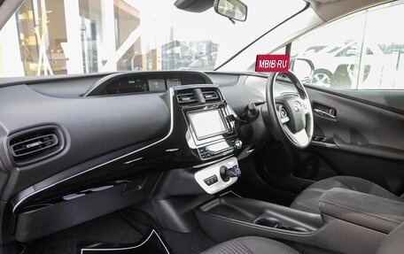 Toyota Prius IV XW50, 2016 год, 1 598 000 рублей, 11 фотография