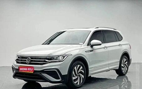 Volkswagen Tiguan II, 2022 год, 2 020 000 рублей, 1 фотография