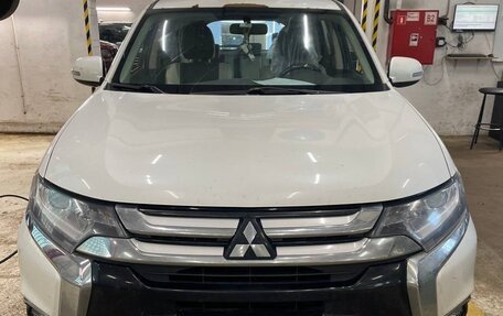 Mitsubishi Outlander III рестайлинг 3, 2015 год, 1 350 000 рублей, 1 фотография