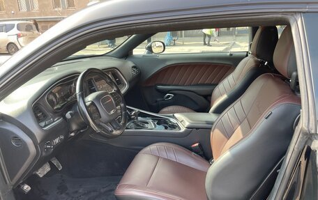 Dodge Challenger III рестайлинг 2, 2020 год, 3 900 000 рублей, 8 фотография