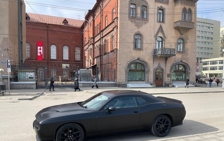 Dodge Challenger III рестайлинг 2, 2020 год, 3 900 000 рублей, 2 фотография