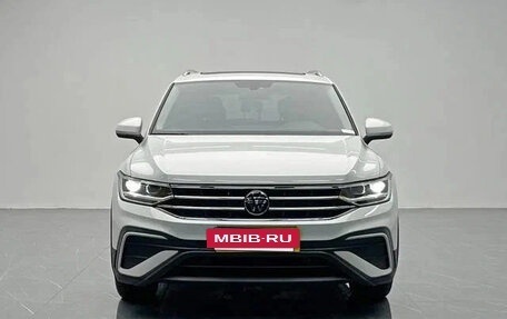 Volkswagen Tiguan II, 2022 год, 2 020 000 рублей, 2 фотография