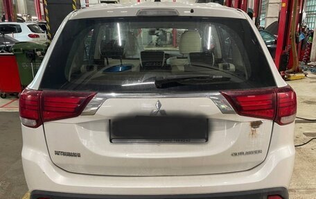 Mitsubishi Outlander III рестайлинг 3, 2015 год, 1 350 000 рублей, 2 фотография