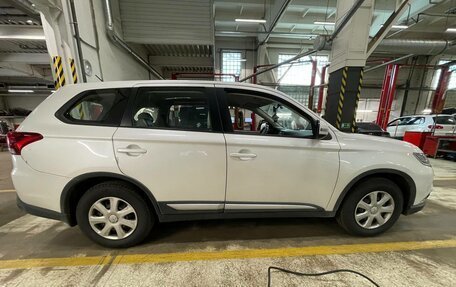 Mitsubishi Outlander III рестайлинг 3, 2015 год, 1 350 000 рублей, 3 фотография