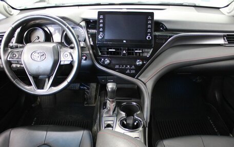 Toyota Camry, 2021 год, 3 350 000 рублей, 10 фотография