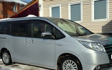 Toyota Noah III, 2014 год, 2 000 000 рублей, 2 фотография