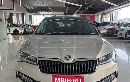 Skoda Superb III рестайлинг, 2022 год, 2 500 000 рублей, 2 фотография