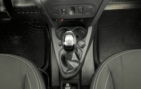 Renault Logan II, 2017 год, 749 000 рублей, 13 фотография