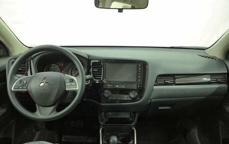 Mitsubishi Outlander III рестайлинг 3, 2022 год, 2 995 000 рублей, 7 фотография
