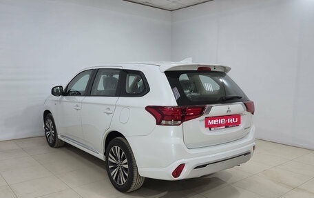Mitsubishi Outlander III рестайлинг 3, 2022 год, 2 995 000 рублей, 3 фотография