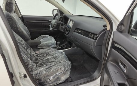 Mitsubishi Outlander III рестайлинг 3, 2022 год, 2 995 000 рублей, 10 фотография