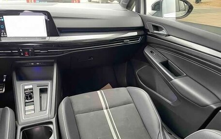 Volkswagen Golf VIII, 2022 год, 2 000 000 рублей, 25 фотография