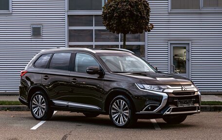 Mitsubishi Outlander III рестайлинг 3, 2021 год, 1 695 000 рублей, 3 фотография