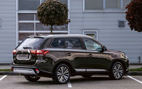 Mitsubishi Outlander III рестайлинг 3, 2021 год, 1 695 000 рублей, 6 фотография