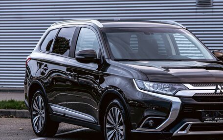 Mitsubishi Outlander III рестайлинг 3, 2021 год, 1 695 000 рублей, 7 фотография