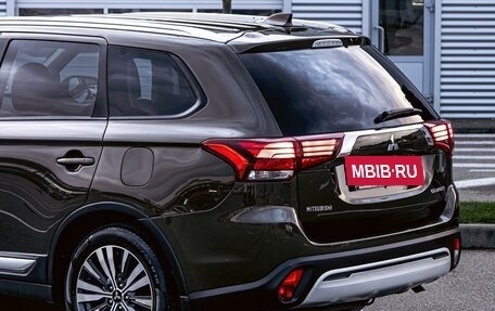 Mitsubishi Outlander III рестайлинг 3, 2021 год, 1 695 000 рублей, 10 фотография