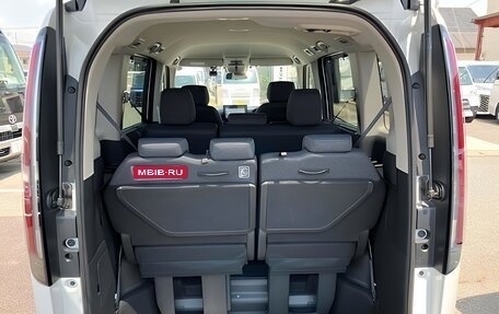 Honda Stepwgn, 2023 год, 2 400 000 рублей, 16 фотография