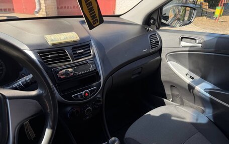 Hyundai Solaris II рестайлинг, 2011 год, 420 000 рублей, 10 фотография