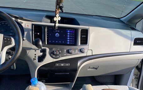 Toyota Sienna III, 2011 год, 1 999 999 рублей, 8 фотография