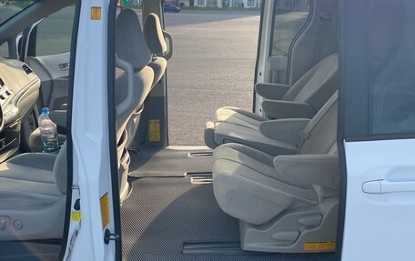 Toyota Sienna III, 2011 год, 1 999 999 рублей, 9 фотография