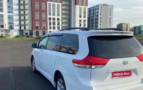 Toyota Sienna III, 2011 год, 1 999 999 рублей, 12 фотография