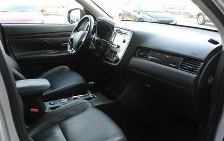 Mitsubishi Outlander III рестайлинг 3, 2016 год, 1 995 000 рублей, 6 фотография