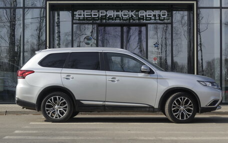 Mitsubishi Outlander III рестайлинг 3, 2016 год, 1 995 000 рублей, 4 фотография