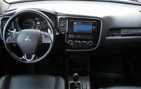 Mitsubishi Outlander III рестайлинг 3, 2016 год, 1 995 000 рублей, 8 фотография