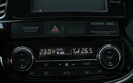 Mitsubishi Outlander III рестайлинг 3, 2016 год, 1 995 000 рублей, 16 фотография