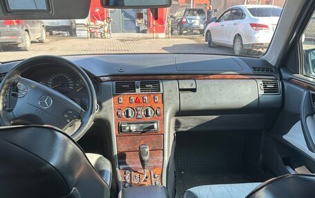 Mercedes-Benz E-Класс, 2001 год, 420 000 рублей, 8 фотография