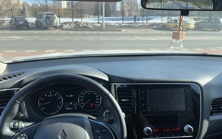 Mitsubishi Outlander III рестайлинг 3, 2021 год, 3 000 000 рублей, 2 фотография