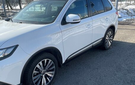 Mitsubishi Outlander III рестайлинг 3, 2021 год, 3 000 000 рублей, 11 фотография