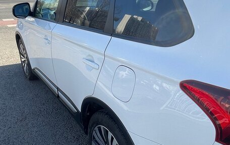 Mitsubishi Outlander III рестайлинг 3, 2021 год, 3 000 000 рублей, 7 фотография