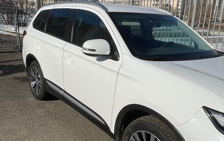 Mitsubishi Outlander III рестайлинг 3, 2021 год, 3 000 000 рублей, 9 фотография